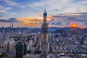 旭東圍擋廠家祝賀，深圳又一高樓388米 順利封頂 ！